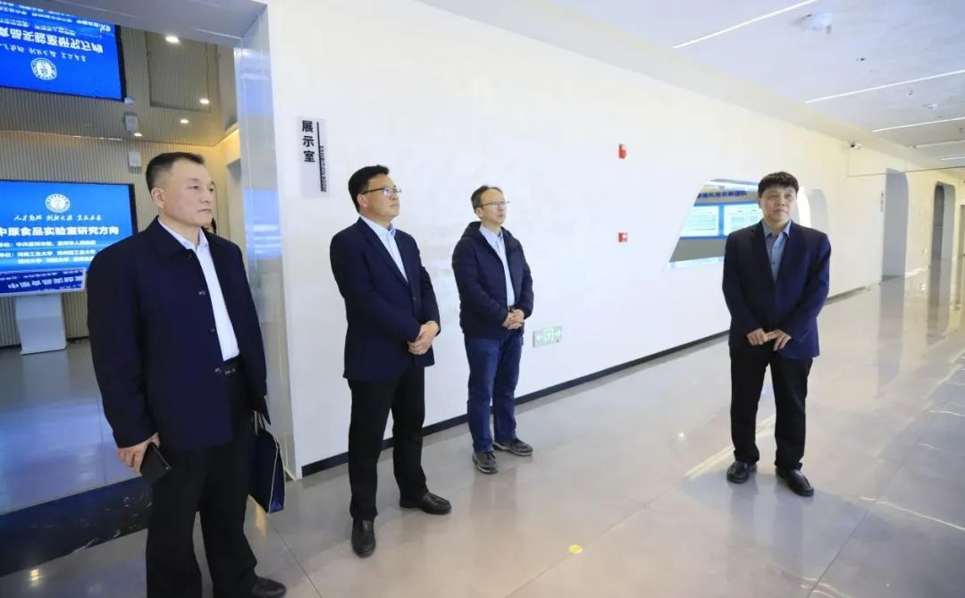 花花牛乳業(yè)集團(tuán)黨委書(shū)記、董事長(zhǎng)唐洪峰一行赴中原食品實(shí)驗(yàn)室同中國(guó)工程院院士、中原食品實(shí)驗(yàn)室主任任發(fā)政座談交流