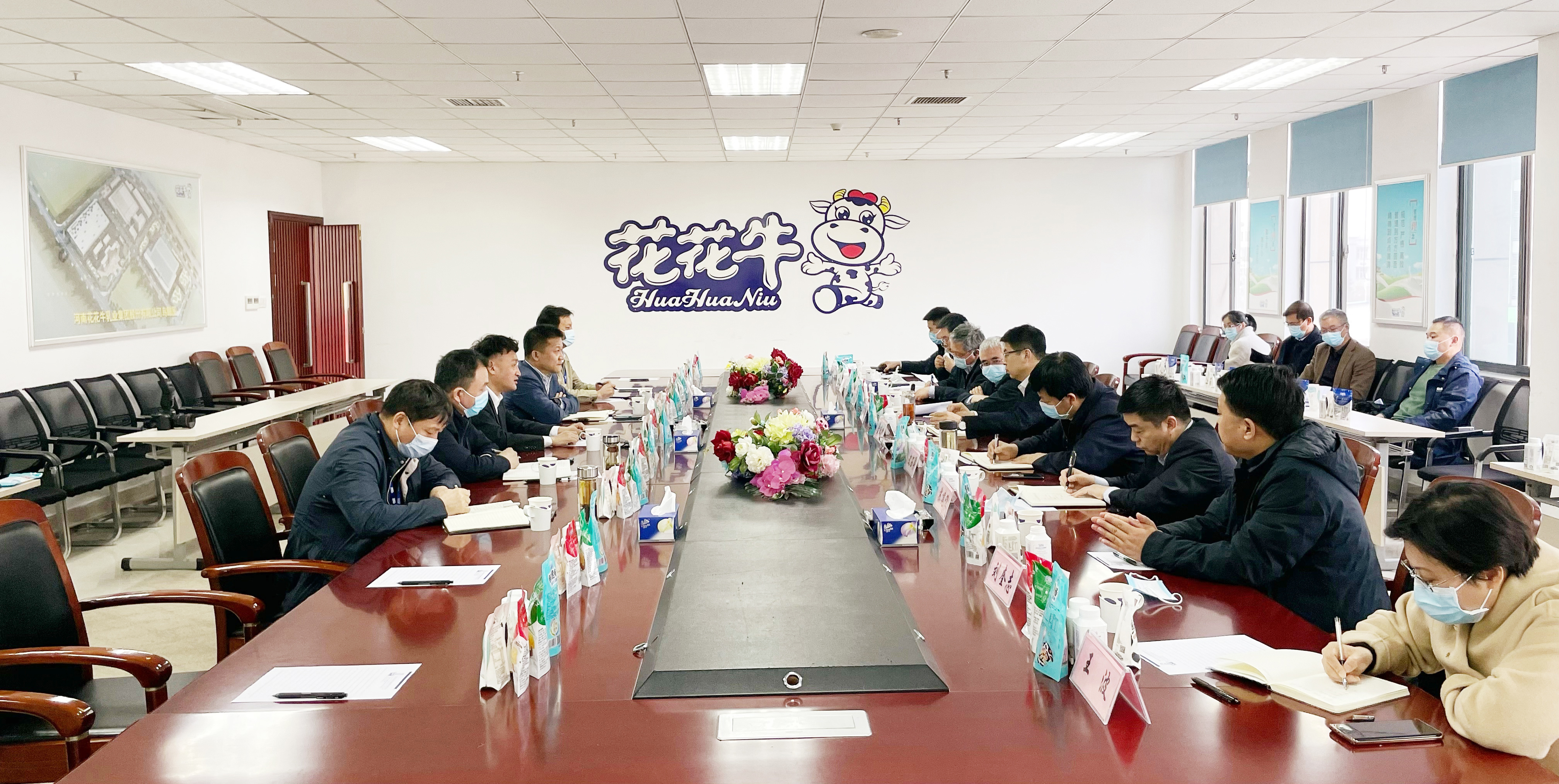 河南省委常委、副省長(zhǎng)費(fèi)東斌蒞臨 花花牛乳業(yè)集團(tuán)調(diào)研