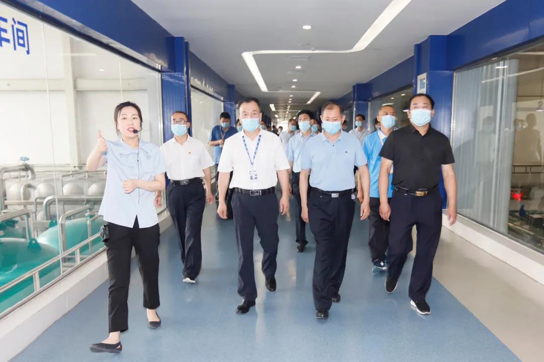 鄭州市安全生產(chǎn)雙重預(yù)防體系建設(shè)現(xiàn)場(chǎng)觀摩會(huì)在花花牛乳業(yè)集團(tuán)鄭州分公司召開