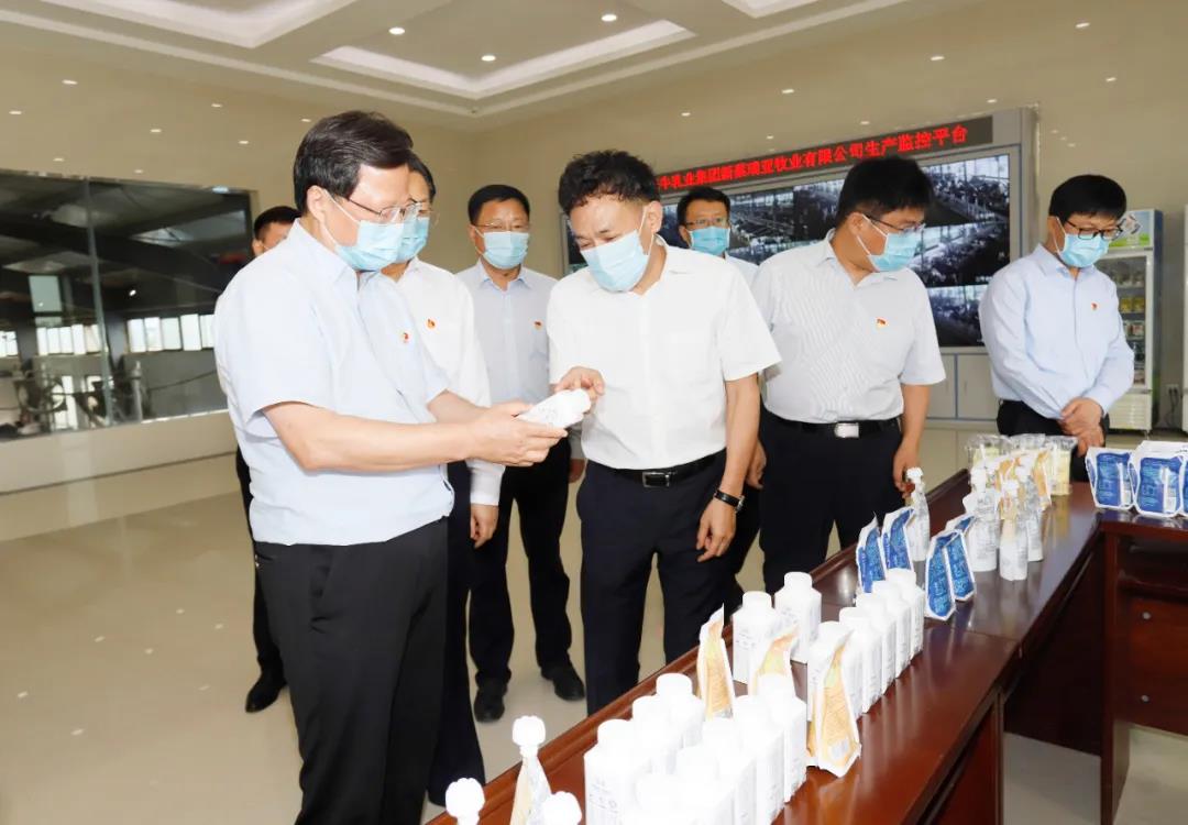 快訊 | 河南省委常委、省紀(jì)委書記、省監(jiān)委主任任正曉蒞臨花花牛乳業(yè)集團(tuán)新蔡瑞亞牧場(chǎng)調(diào)研