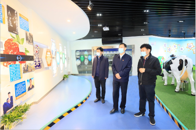 河南省委農(nóng)辦主任、農(nóng)業(yè)農(nóng)村廳廳長申延平一行調(diào)研河南花花牛乳業(yè)集團(tuán)