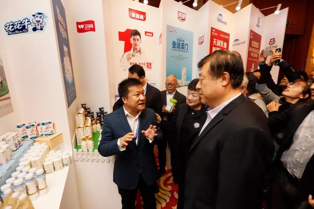 奶業(yè)新未來(lái)?中國(guó)奶業(yè)20強(qiáng)峰會(huì)在上海召開(kāi)