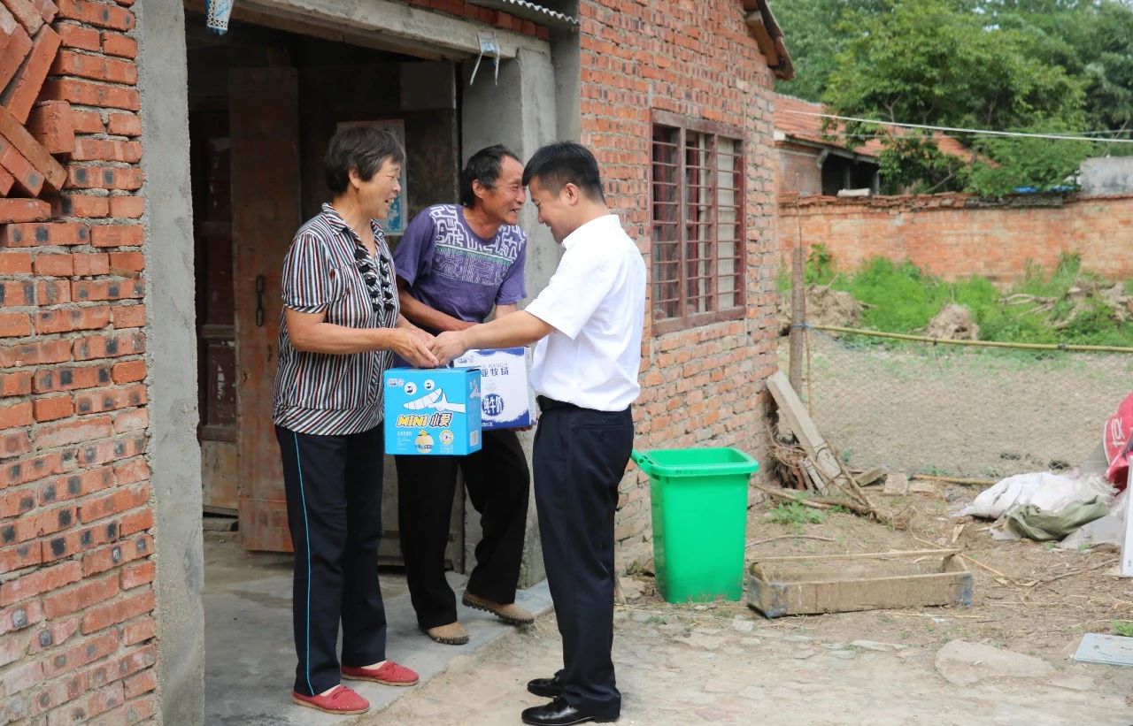 花花牛乳業(yè)集團(tuán)走訪(fǎng)慰問(wèn)貧困戶(hù) 結(jié)對(duì)幫扶暖人心