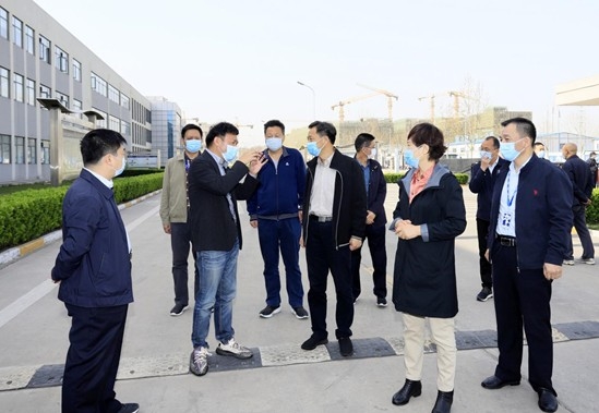 鄭州市人大副主任孫黎、市政府副市長(zhǎng)李喜安一行 蒞臨花花牛開展“三送一強(qiáng)”活動(dòng)