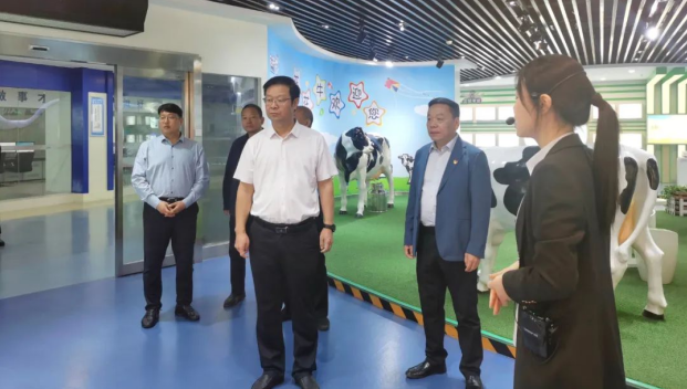 鄭州市人民檢察院黨組書(shū)記、代檢察長(zhǎng)張道偉一行蒞臨河南花花牛乳業(yè)集團(tuán)參觀調(diào)研